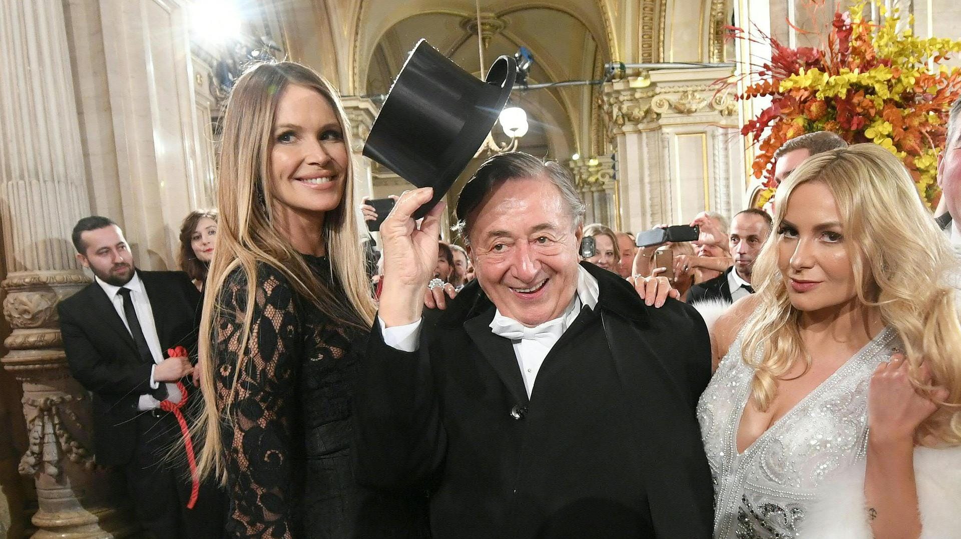 Elle Macpherson (l-r), Richard "Mörtel" Lugner und "Moni" kommen zum Wiener Opernball in die Wiener Staatsoper: Ellen MacPherson ist der diesjährige Ehrengast von Richard Lugner.