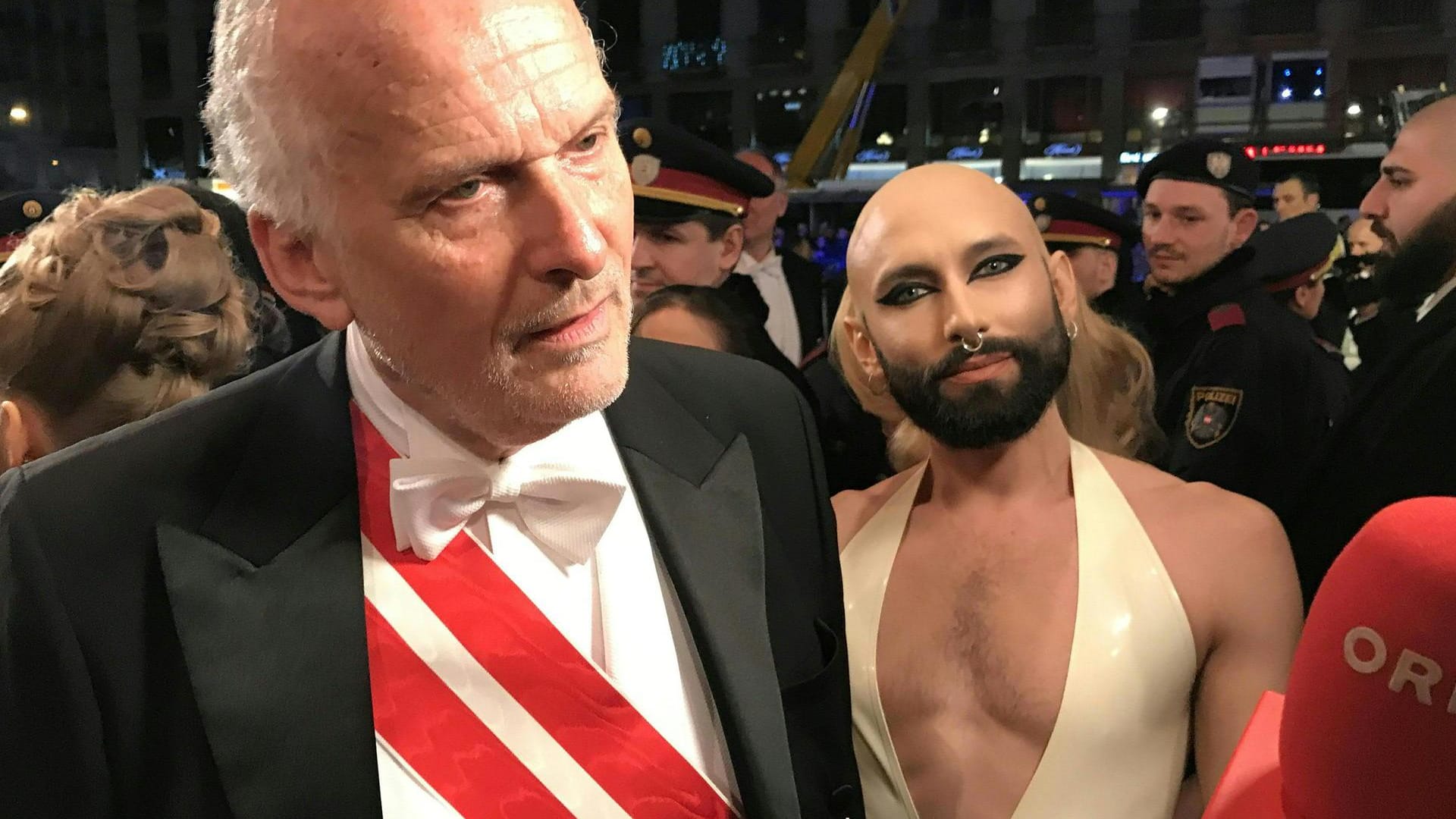 osef Moser (l, ÖVP), österreichischer Justizminister, und Conchita (ehamals Conchita Wurst) nehmen am Wiener Opernball teil.