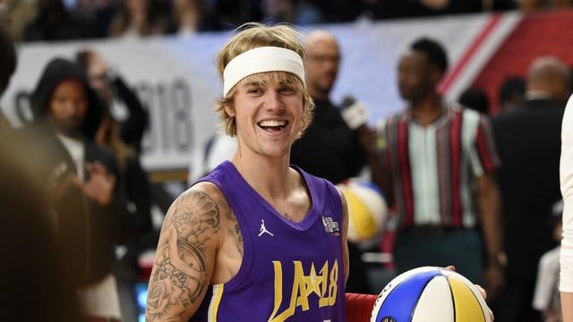 Justin Bieber zeigt seine Tattoos beim Basketball.