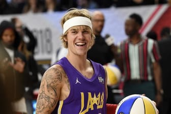 Justin Bieber zeigt seine Tattoos beim Basketball.