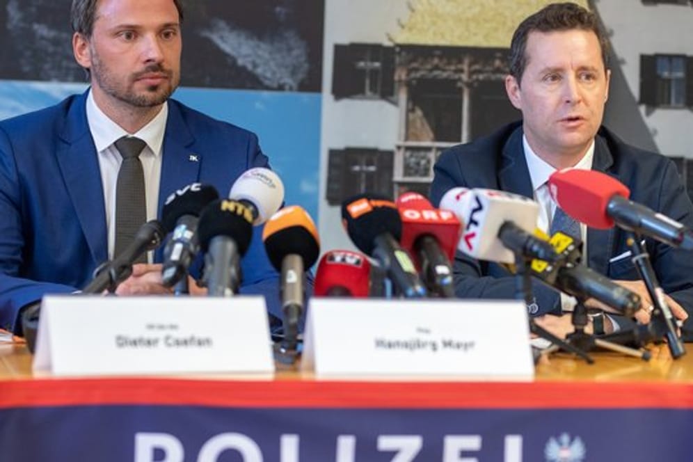 Ermittler sprechen bei einer Pressekonferenz über die Doping-Razzia mit sieben Festnahmen in Seefeld.
