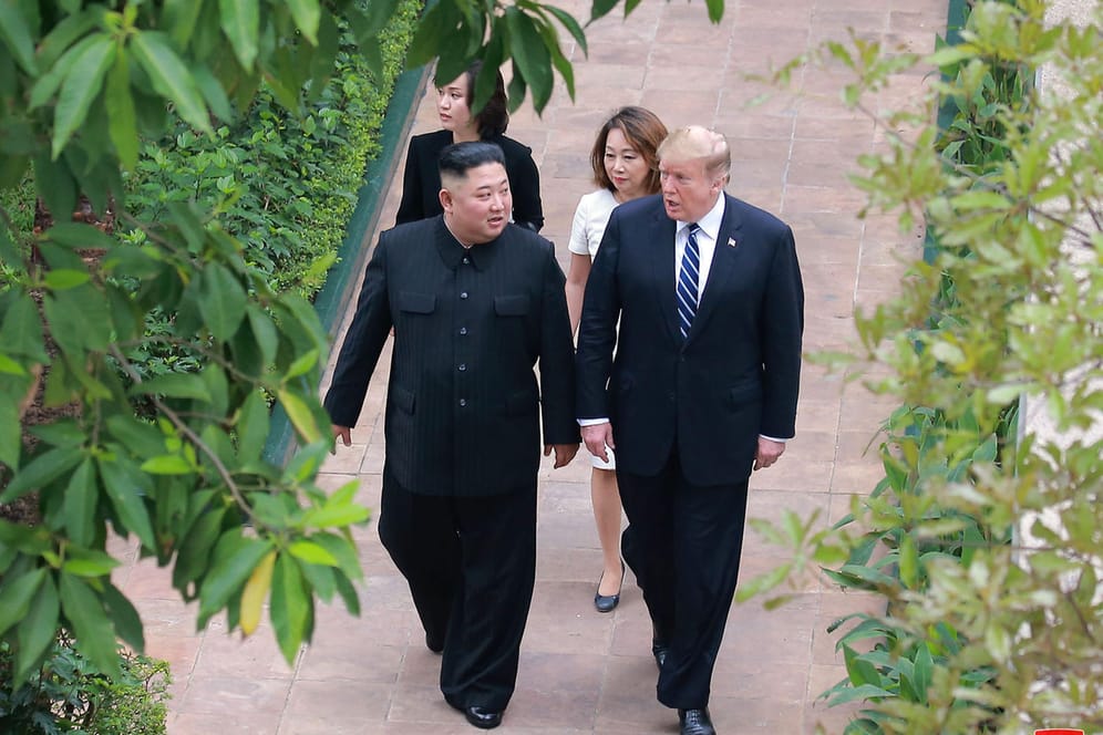 Trump und Kim Jong Un spazieren gemeinsam im Hotel-Garten in Hanoi: Der US-Präsident hat den nordkoreanischen Machthaber als seinen "Freund" bezeichnet.