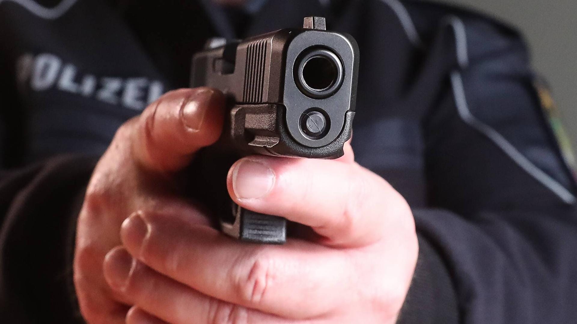 Ein Polizist in Sachsen-Anhalt mit seiner Dienstwaffe: In Würzburg hat ein Polizei-Azubi vermutlich versehentlich einen Mitauszubildenden erschossen.