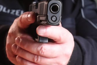 Ein Polizist in Sachsen-Anhalt mit seiner Dienstwaffe: In Würzburg hat ein Polizei-Azubi vermutlich versehentlich einen Mitauszubildenden erschossen.