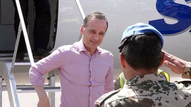 Heiko Maas wird beim Besuch des Militärlagers "Camp Castor" vom Kommandeur Oberst Frank Wachter begrüßt. Heiko Maas wird beim Besuch des Militärlagers "Camp Castor" vom Kommandeur Oberst Frank Wachter begrüßt.