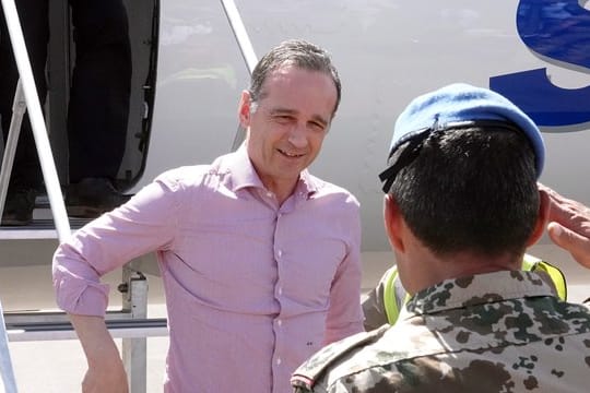 Heiko Maas wird beim Besuch des Militärlagers "Camp Castor" vom Kommandeur Oberst Frank Wachter begrüßt.