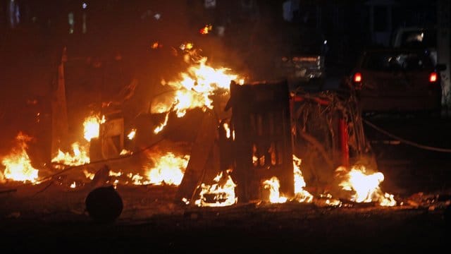 Autos brennen nach einer schweren Explosion in der somalischen Hauptstadt.