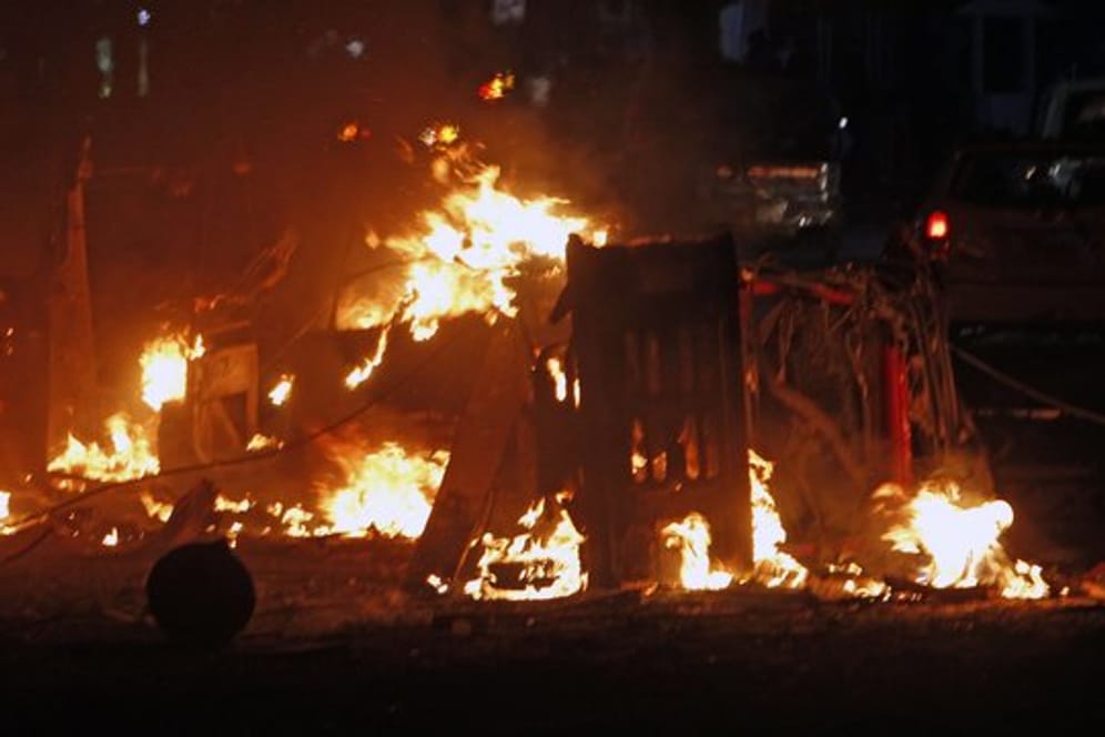 Autos brennen nach einer schweren Explosion in der somalischen Hauptstadt.