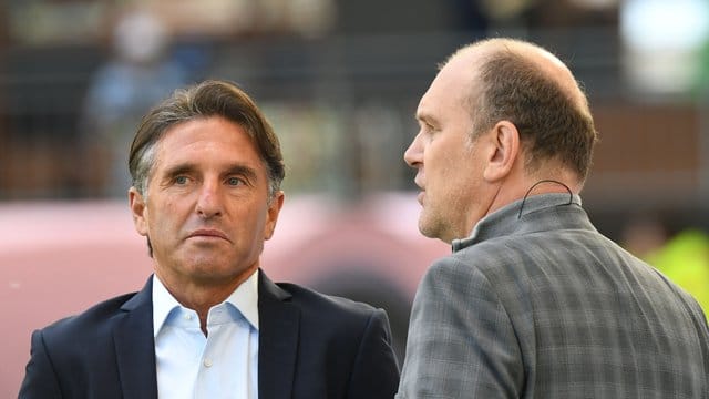 Die Chemie zwischen VfL-Trainer Bruno Labbadia (l) und Sport-Geschäftsführer Jörg Schmadtke "stimmt einfach nicht".