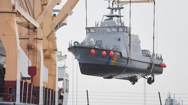 Ein Küstenschutzboot für Saudi-Arabien wird auf ein Transportschiff verladen.