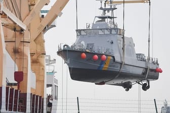 Ein Küstenschutzboot für Saudi-Arabien wird auf ein Transportschiff verladen.