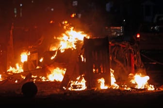 Autos brennen nach einer schweren Explosion in der somalischen Hauptstadt.