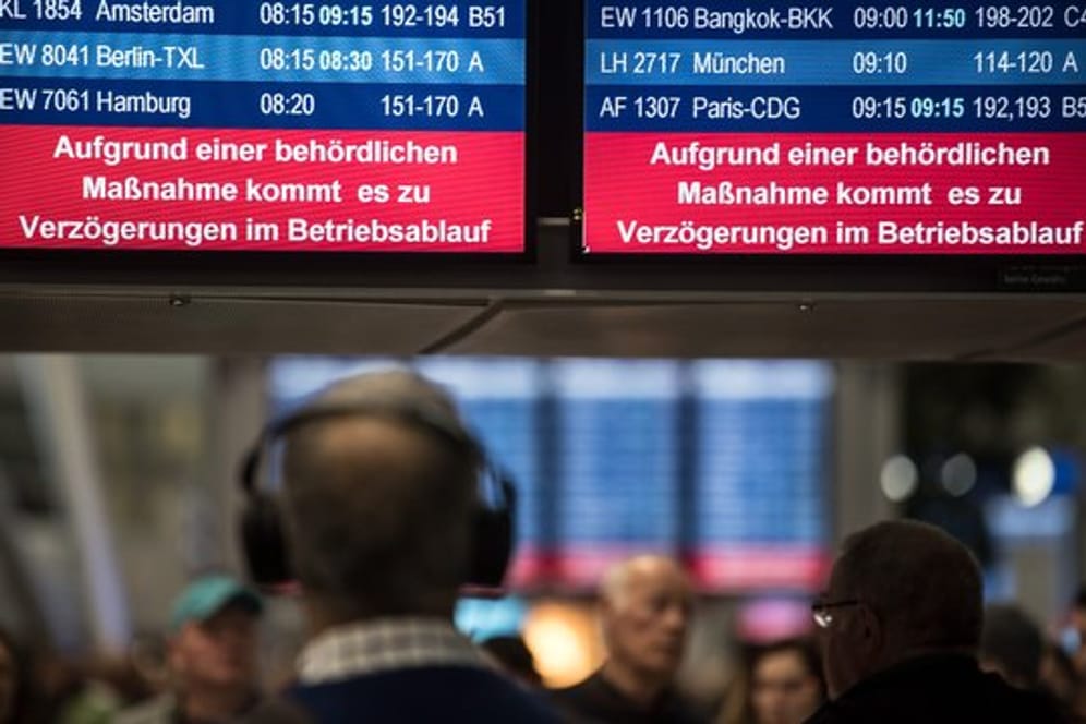 Aufgrund einer behördlichen Maßnahme kommt es zu Verzögerungen im Betriebsablauf", steht im Flughafen Düsseldorf auf den Monitoren.