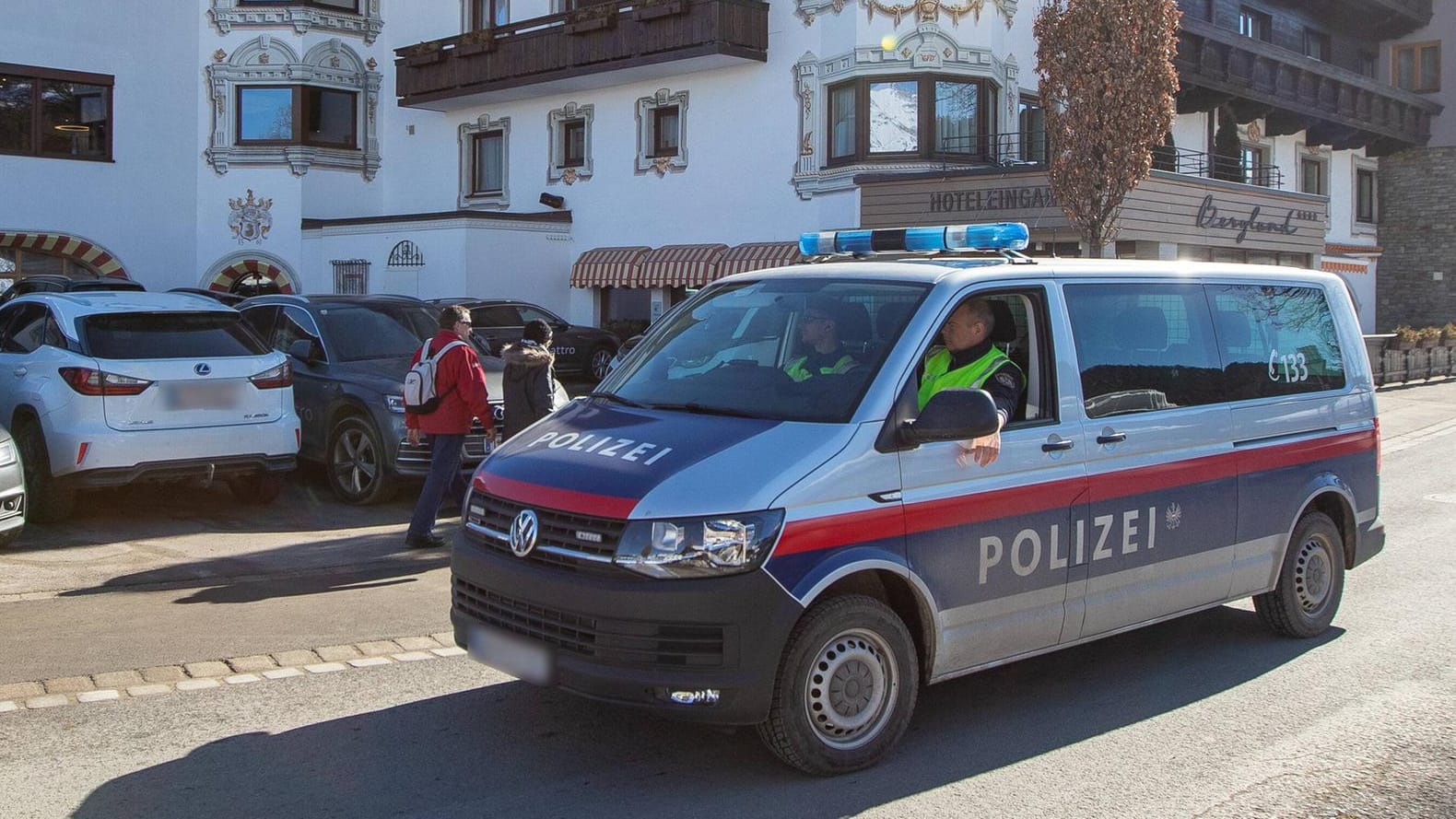 Im Einsatz: Die Polizei in Seefeld während der Razzia.