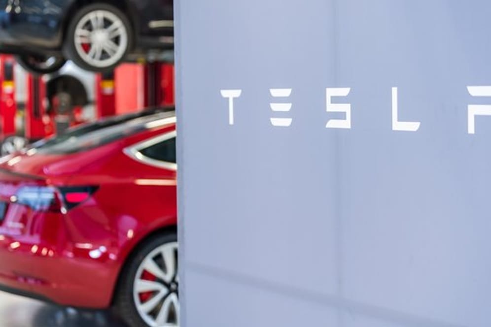 Elon Musk kündigte an, dass viele Tesla-Läden schließen werden und dass der Auto-Verkauf künftig verstärkt online abgewickelt werden soll.
