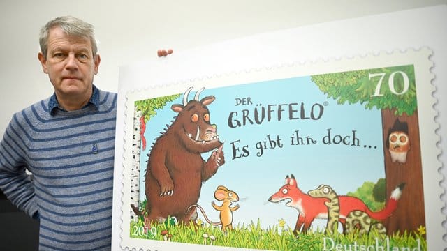 Illustrator Axel Scheffler präsentiert eine Sonderbriefmarke zum "Grüffelo". Illustrator Axel Scheffler präsentiert eine Sonderbriefmarke zum "Grüffelo".