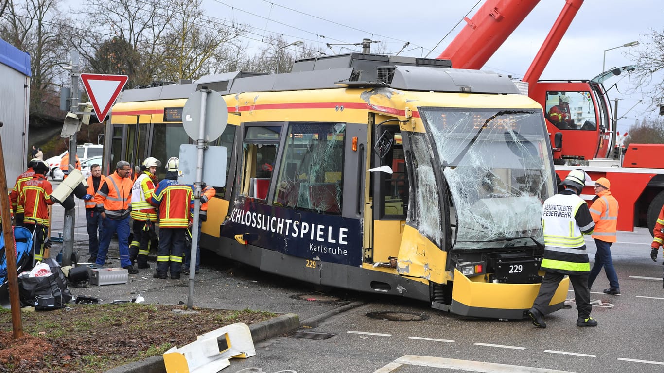 Der Unglücksort in Karlsruhe: Bei dem Unfall sind zahlreiche Menschen verletzt worden.