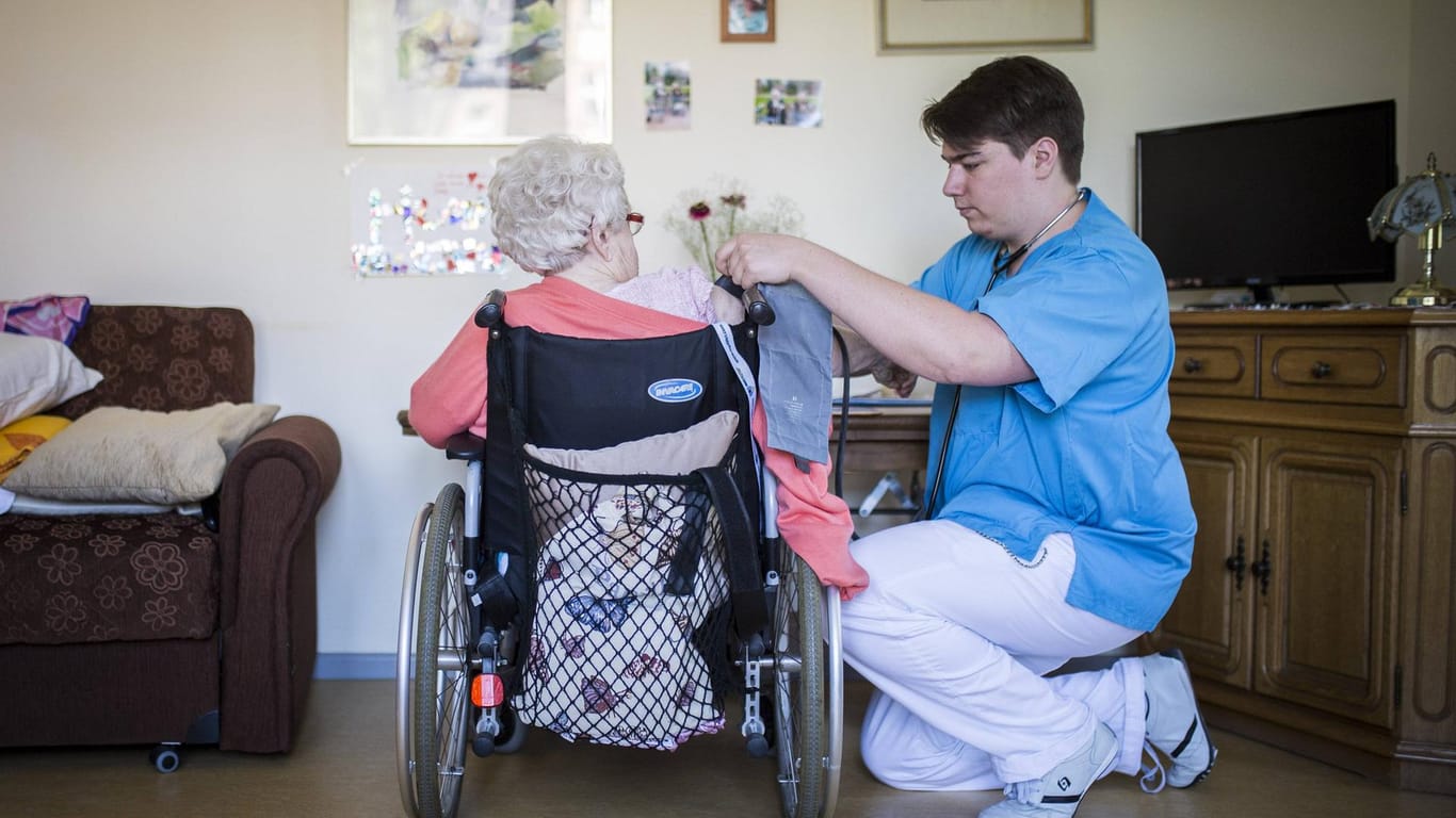 Frau im Rollstuhl: 2018 gab es einen Milliardenverlust bei der Pflegeversicherung.