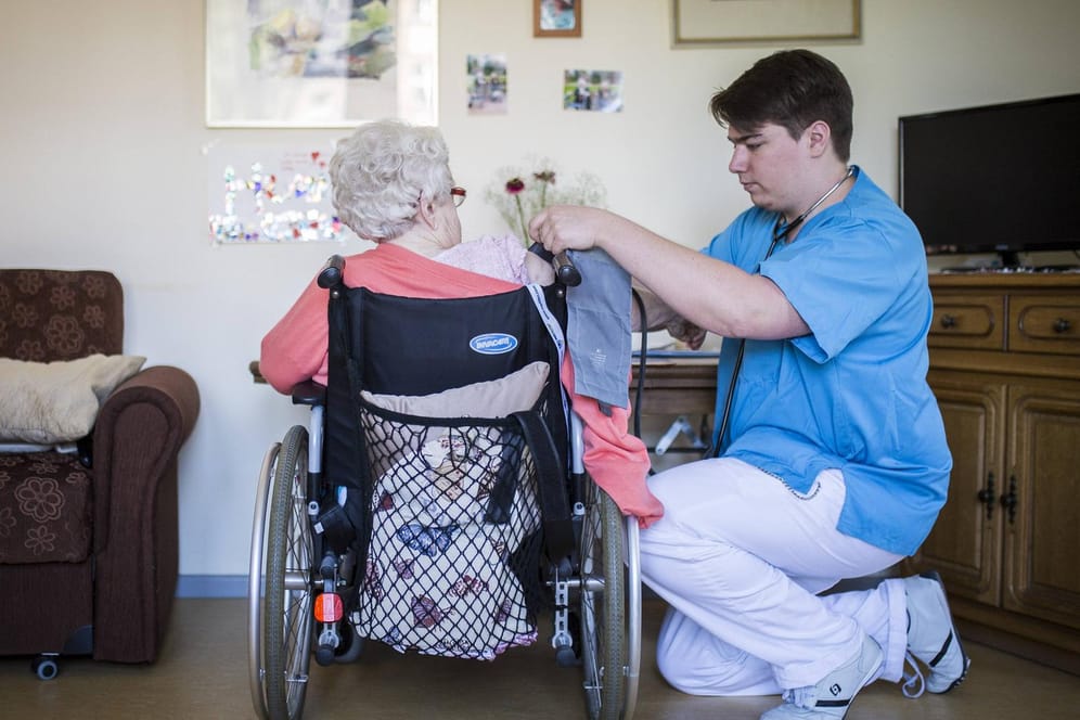 Frau im Rollstuhl: 2018 gab es einen Milliardenverlust bei der Pflegeversicherung.