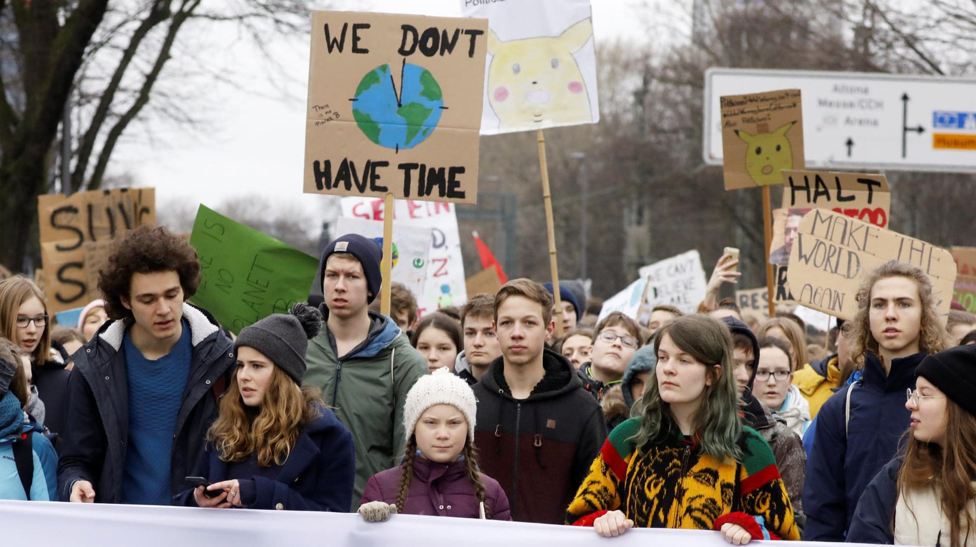 Greta Thunberg (mittig mit heller Mütze) in Hamburg