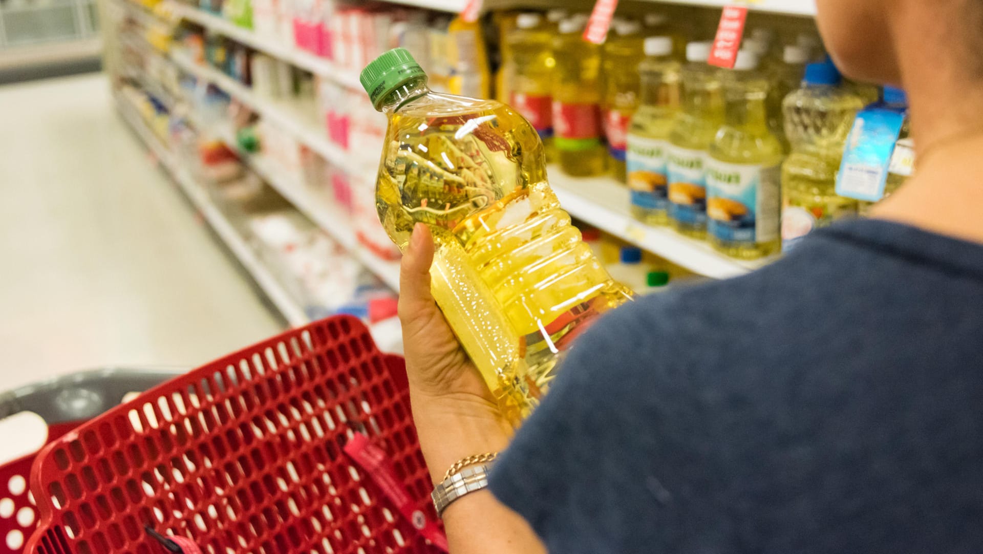 Frau kauft ein: Gesunde Öle enthalten viele Omega-3-Fettsäuren.