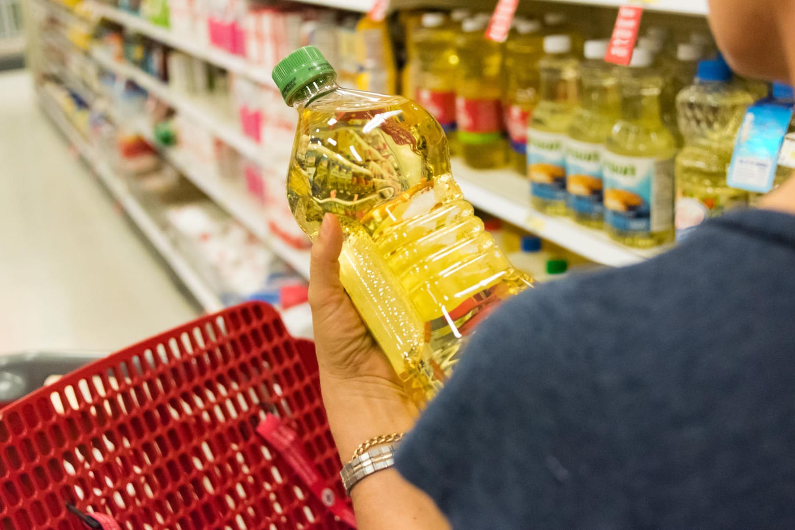 Frau kauft ein: Gesunde Öle enthalten viele Omega-3-Fettsäuren.