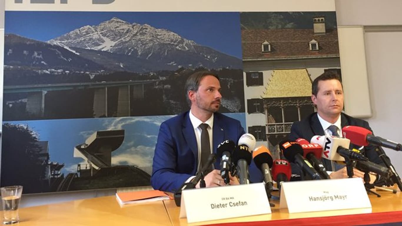 Dieter Csefan vom österreichischen Bundeskriminalamt und Hansjörg Mayr (r), Staatsanwalt in Innsbruck sprechen über die Doping-Razzia.