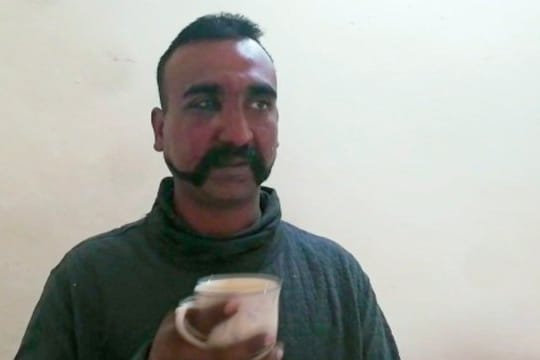 Nach Angaben des pakistanischen Militärs handelt es sich bei diesem Mann um den Piloten der indischen Streitkräfte, dessen Flugzeug über von Pakistan kontrolliertem Gebiet in Kaschmir abgeschossen wurde.