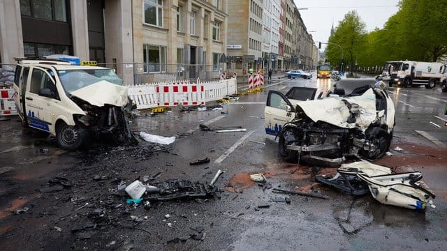 Nach diesem tödlichen Unfall am Hamburger Ballindamm ist zum ersten Mal ein Raser rechtskräftig wegen Mordes verurteilt worden. Nach diesem tödlichen Unfall am Hamburger Ballindamm ist zum ersten Mal ein Raser rechtskräftig wegen Mordes verurteilt worden.