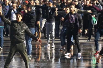 Menschen demonstrieren gegen die Kandidatur von Präsident Abdelaziz Bouteflika: Der Ministerpräsident des Landes warnt bereits vor einem Bürgerkrieg.