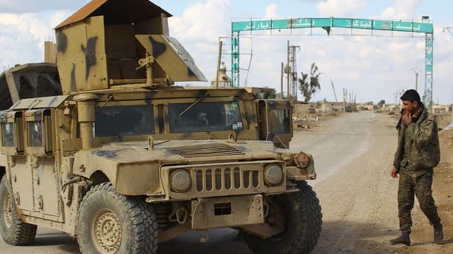 Kämpfer der Syrischen Demokratischen Kräfte (SDF), einer mit den USA verbündeten kurdisch geführten Rebellengruppe, bei einer Patrouille im Dorf Baghus. Kämpfer der Syrischen Demokratischen Kräfte (SDF), einer mit den USA verbündeten kurdisch geführten Rebellengruppe, bei einer Patrouille im Dorf Baghus.