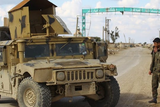 Kämpfer der Syrischen Demokratischen Kräfte (SDF), einer mit den USA verbündeten kurdisch geführten Rebellengruppe, bei einer Patrouille im Dorf Baghus.