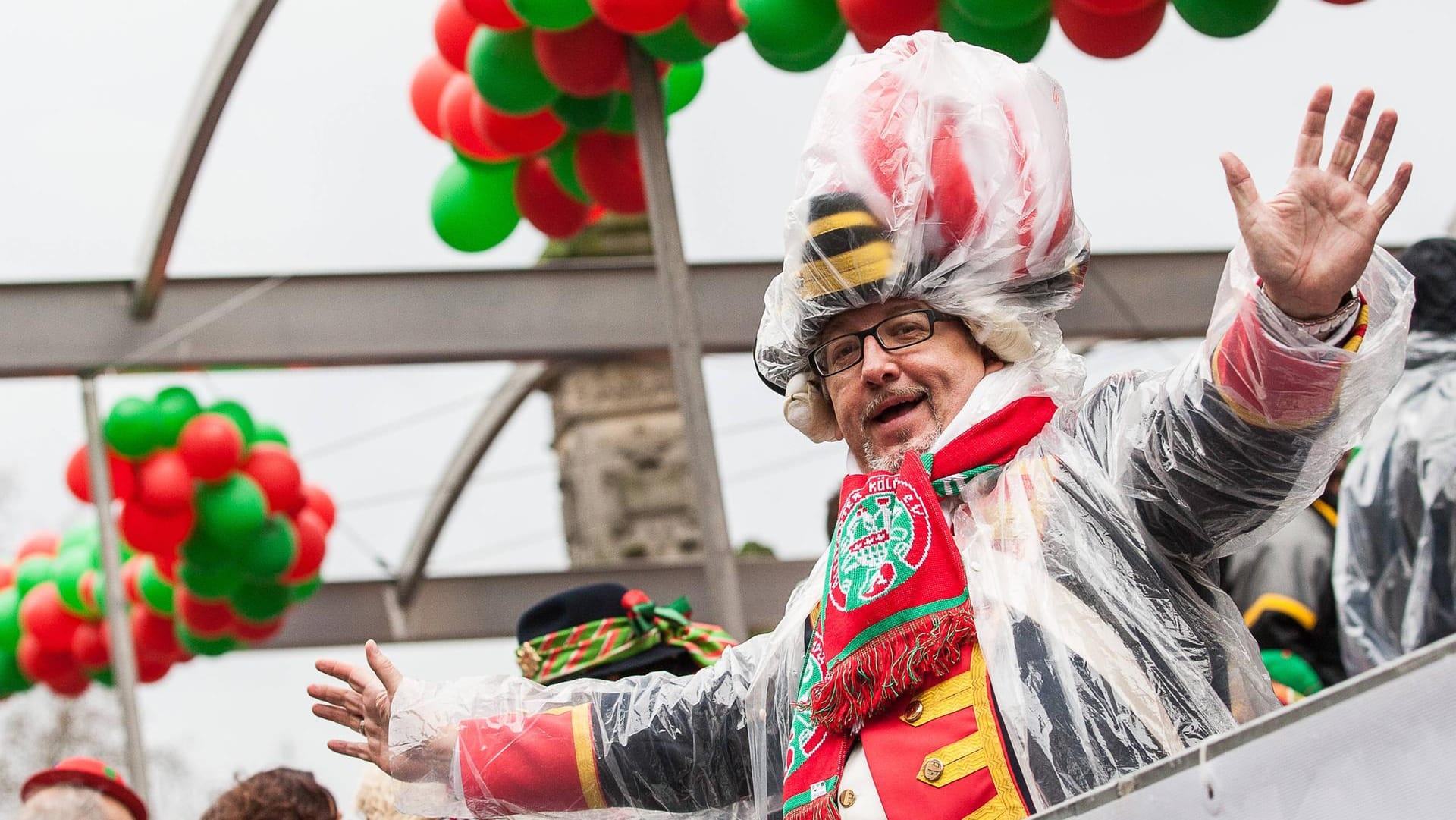 Ein Narr in Regenkleidung zu Rosenmontag Ein Narr in Regenkleidung zu Rosenmontag