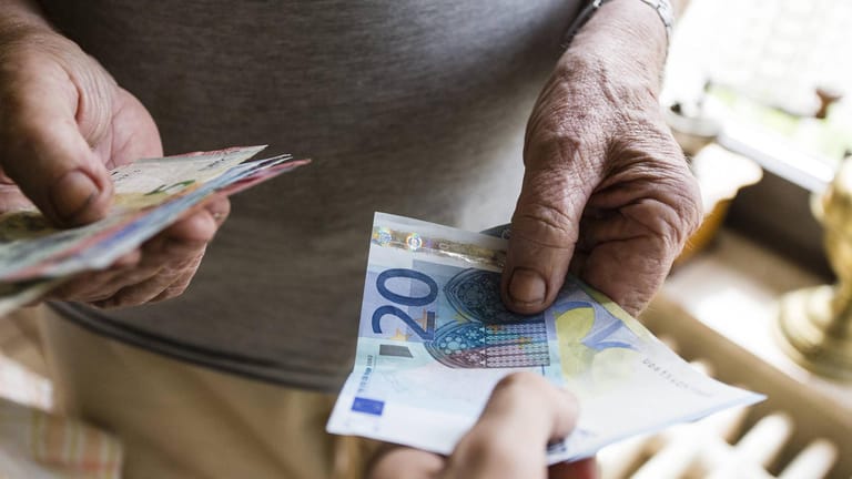 Senior mit Geld: Mit dem Enkeltrick erbeuten Betrüger immer wieder Geld von älteren Menschen.