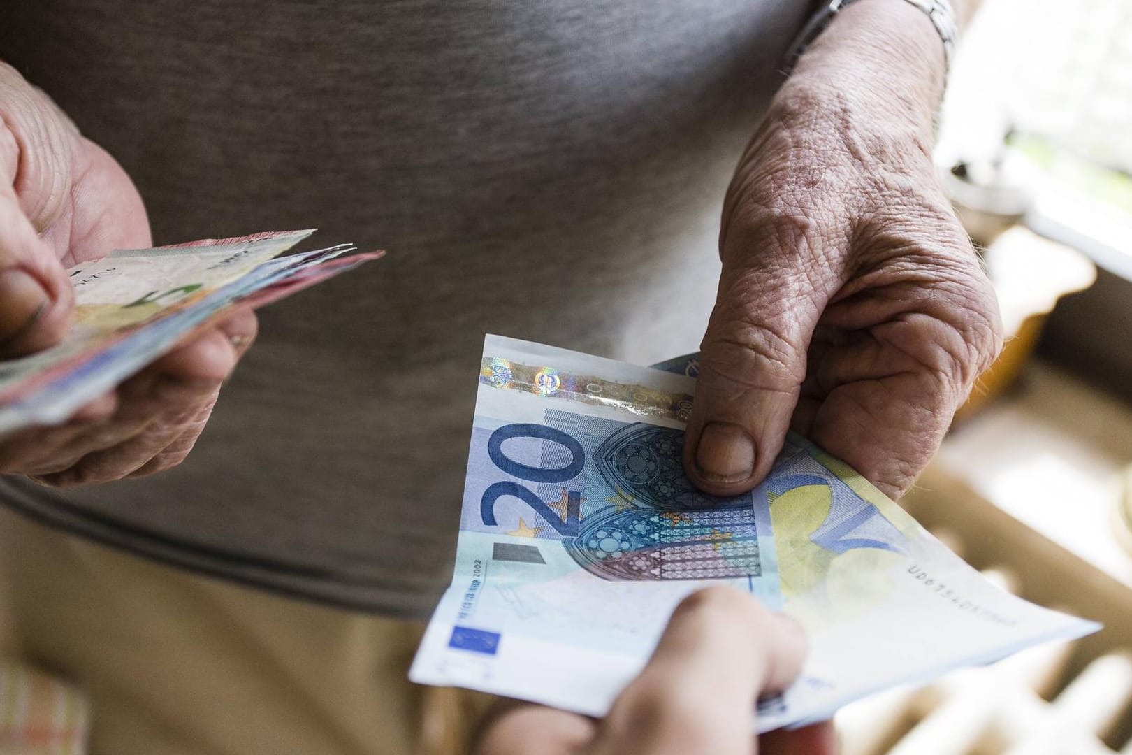 Senior mit Geld: Mit dem Enkeltrick erbeuten Betrüger immer wieder Geld von älteren Menschen.