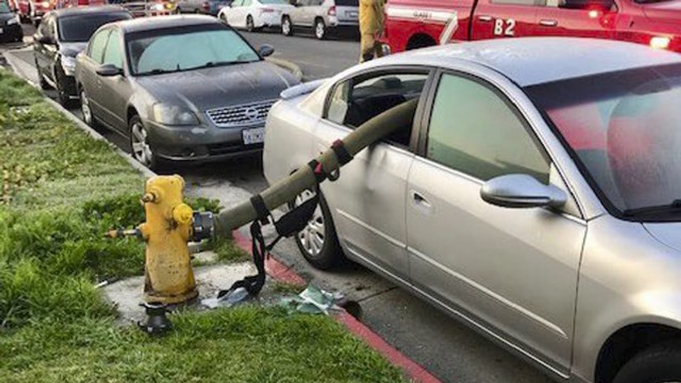So kann's gehen, wenn man vor einem Hydranten parkt: Im kalifornischen Anaheim musste die Feuerwehr zwei Scheiben einschlagen, um einen Schlauch verlegen zu können.