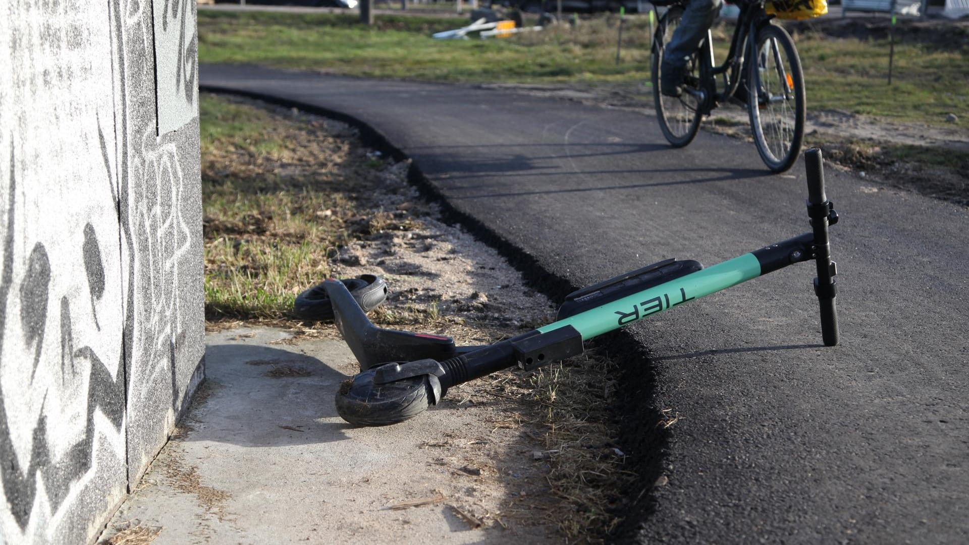 Umgefallener E-Scooter: Vielerorts wird ausgelotet, wie sich Probleme mit den Tretrollern vermeiden lassen.