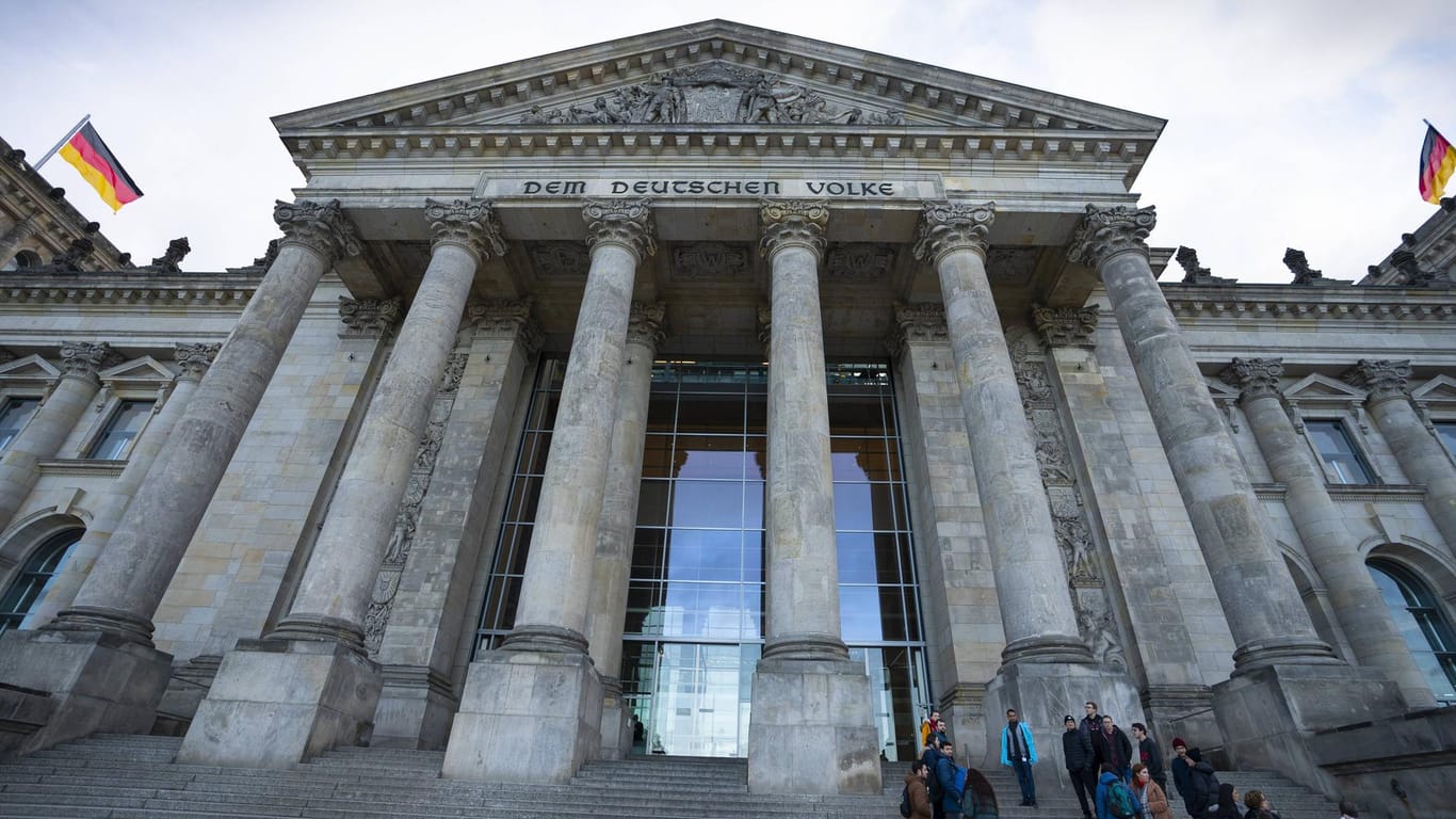 Das Hauptportal des Reichstagsgebäudes in Berlin Tiergarten Der Reichstag ist Sitz des Deutschen Bu