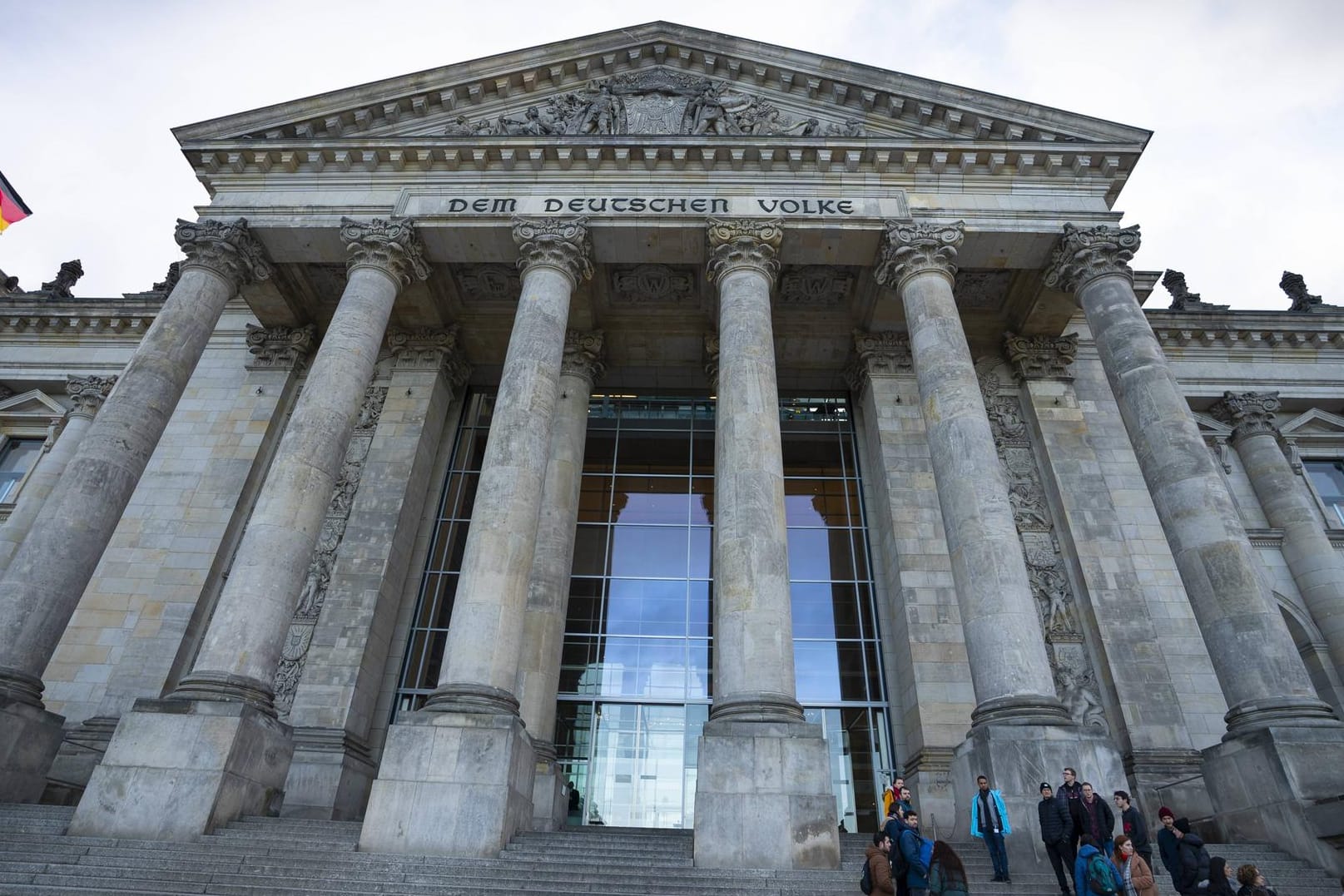 Das Hauptportal des Reichstagsgebäudes in Berlin Tiergarten Der Reichstag ist Sitz des Deutschen Bu