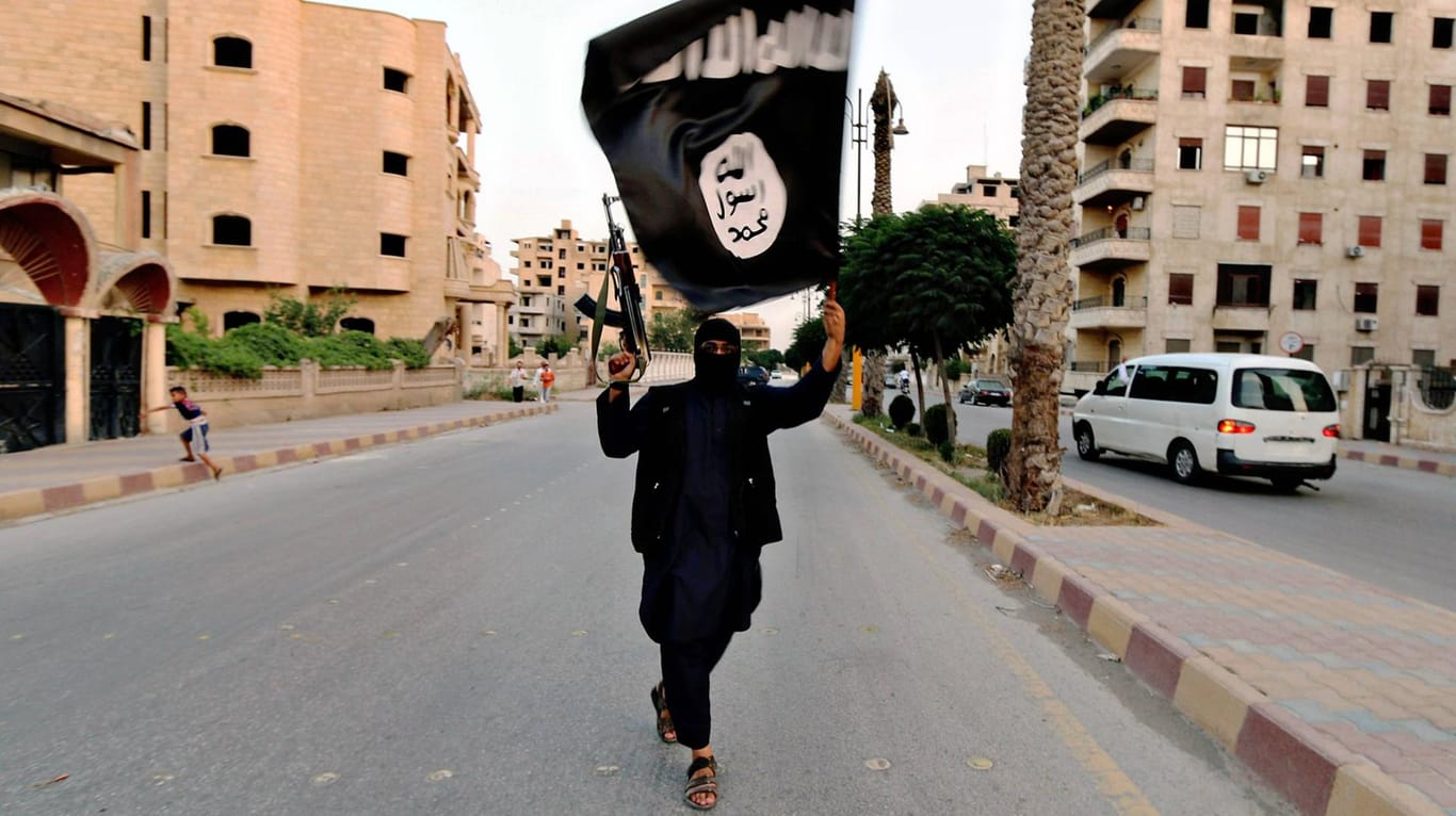 Ein IS-Kämpfer im Irak (Symbolbild): Auch aus Europa reisten viele Dschihadisten nach Syrien und in den Irak, um für die Terrormiliz zu kämpfen.