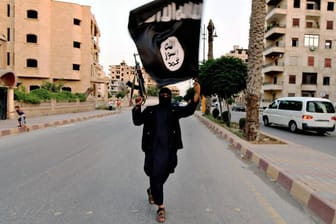 Ein IS-Kämpfer im Irak (Symbolbild): Auch aus Europa reisten viele Dschihadisten nach Syrien und in den Irak, um für die Terrormiliz zu kämpfen.