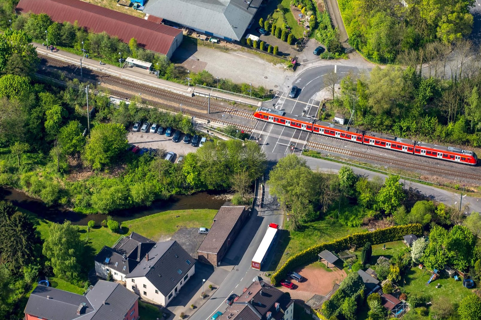 Ein Luftaufnahme von Velbert-Nierenhof: In diesem Stadtteil stieg der Junge in den VW. Nach einem Unfall lies der Entführer wieder frei.