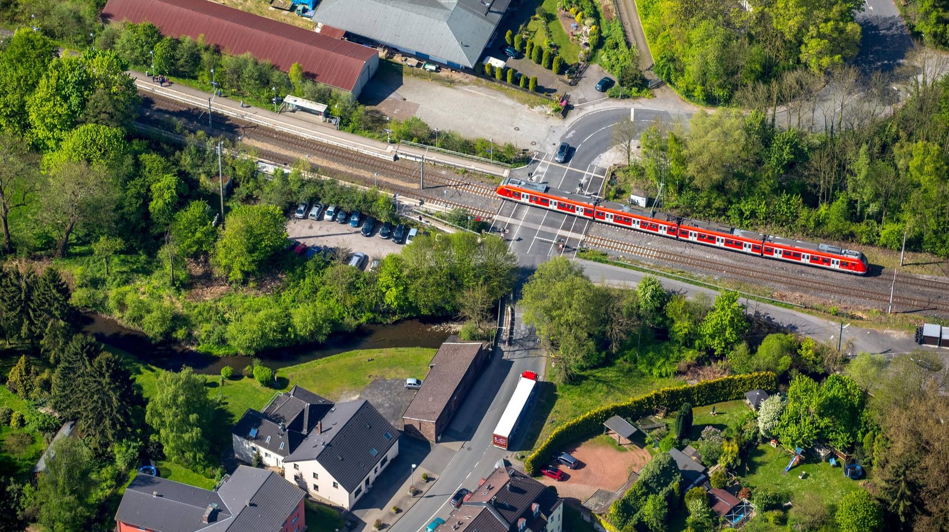 Ein Luftaufnahme von Velbert-Nierenhof: In diesem Stadtteil stieg der Junge in den VW. Nach einem Unfall lies der Entführer wieder frei.