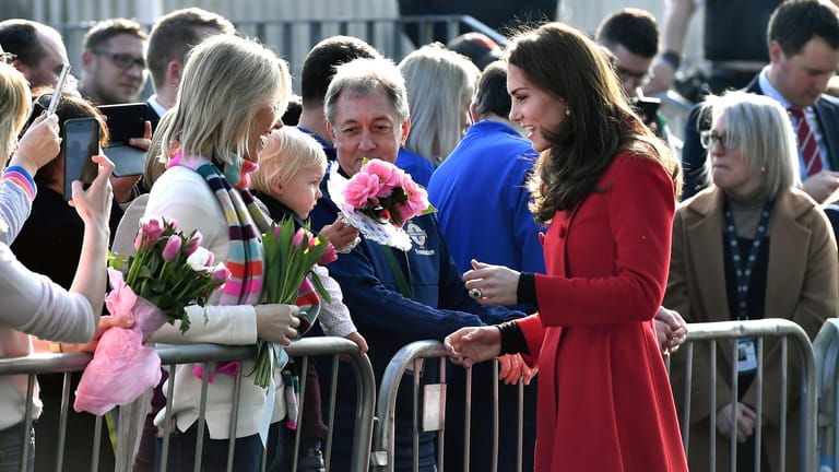 Hier unterhält sich Herzogin Kate gerade mit Laura-Ann und dem kleinen George.