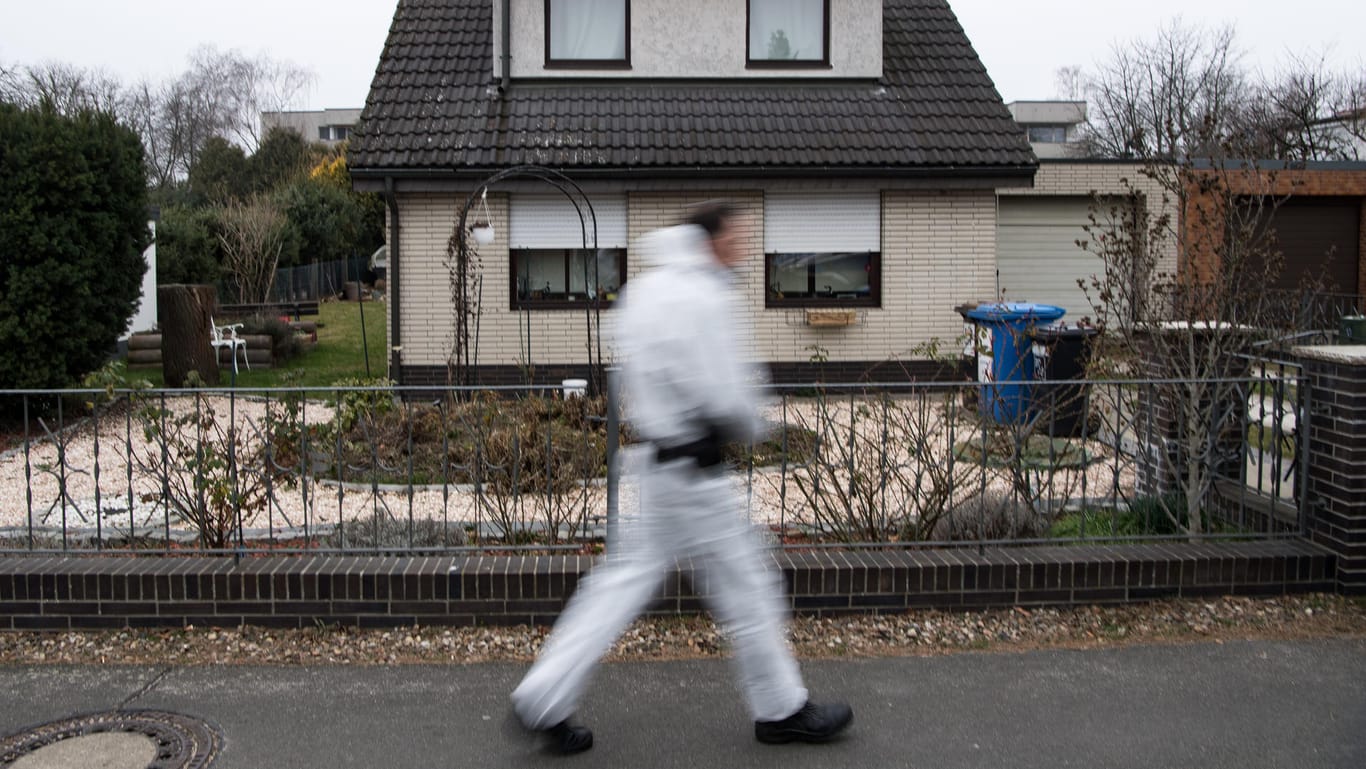 Ein Kriminaltechniker der Berliner Polizei geht an dem Haus der Schwester der verschwundenen 15-jährigen Rebecca entlang: Mit dem Mädchen verschwand auch eine Decke aus dem Haus.