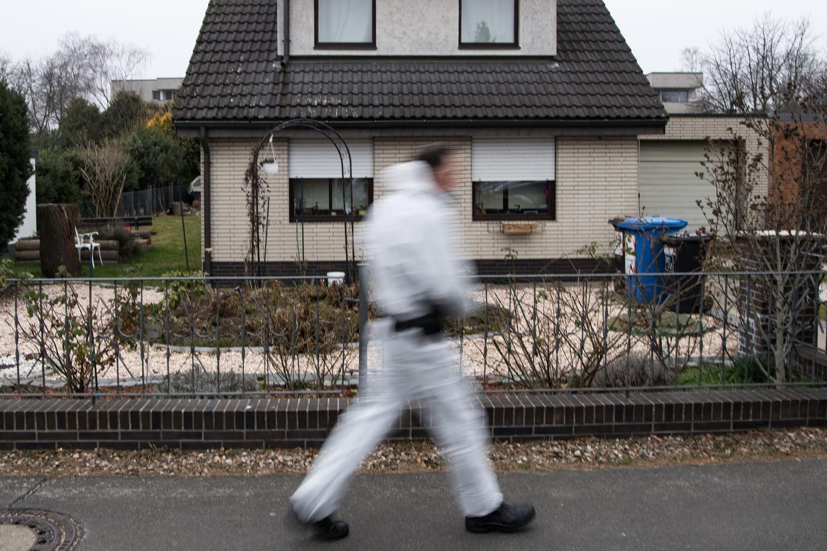 Ein Kriminaltechniker der Berliner Polizei geht an dem Haus der Schwester der verschwundenen 15-jährigen Rebecca entlang: Mit dem Mädchen verschwand auch eine Decke aus dem Haus.