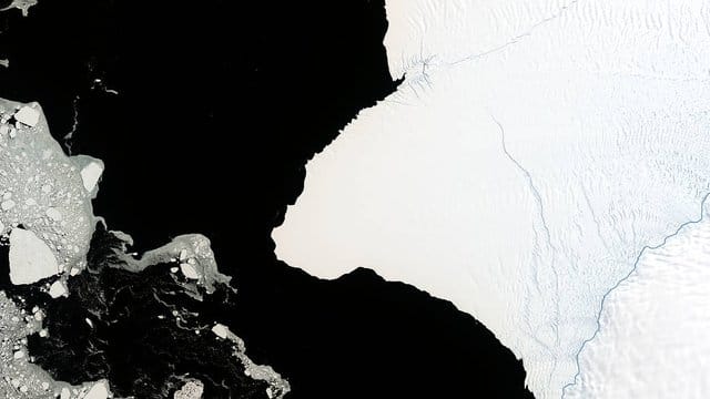 Ein Satellitenbild zeigt einen Riss (r) im Brunt-Schelfeis. Ein Satellitenbild zeigt einen Riss (r) im Brunt-Schelfeis.