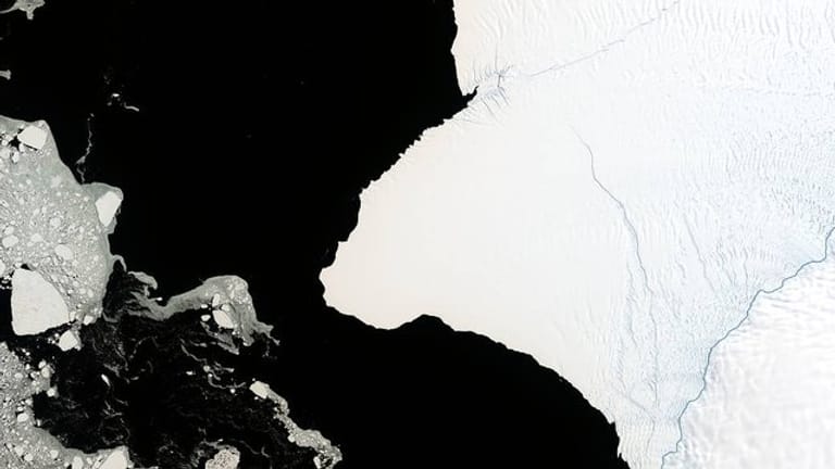 Ein Satellitenbild zeigt einen Riss (r) im Brunt-Schelfeis.