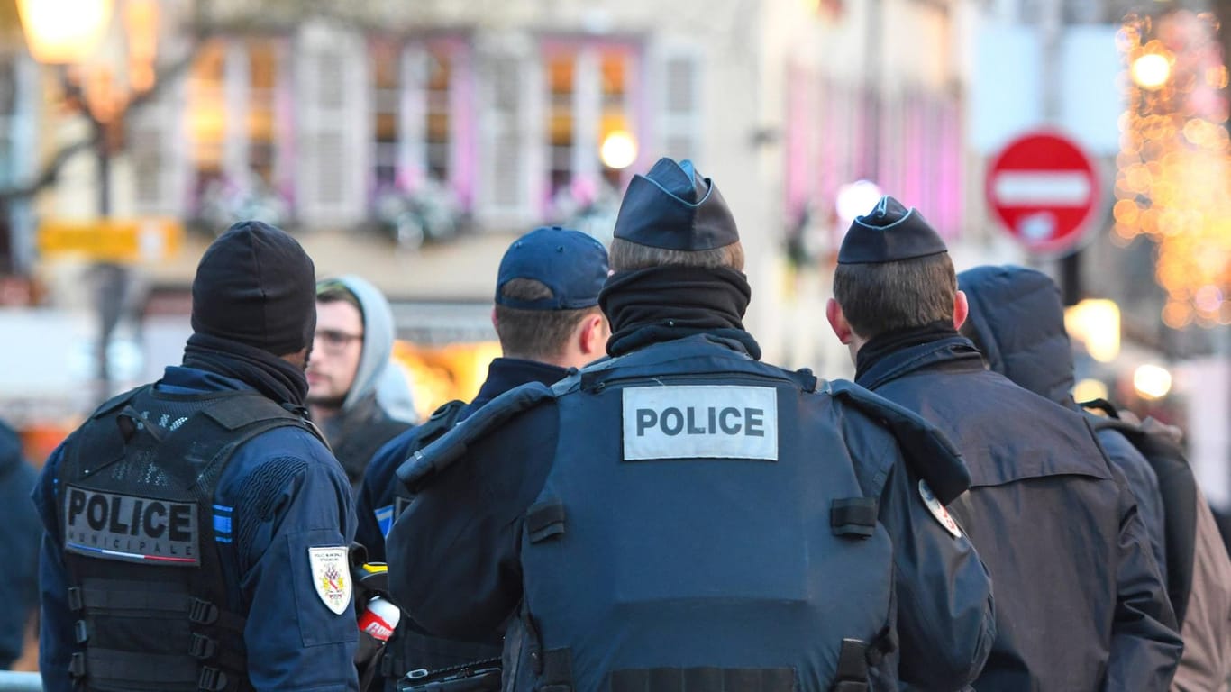 Polizisten bewachen den Zugang zum Strassburger Weihnachtsmarkt: Im Dezember tötete der islamistische Extremist Chérif Chekatt dort fünf Menschen.