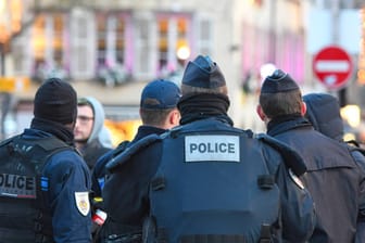 Polizisten bewachen den Zugang zum Strassburger Weihnachtsmarkt: Im Dezember tötete der islamistische Extremist Chérif Chekatt dort fünf Menschen.